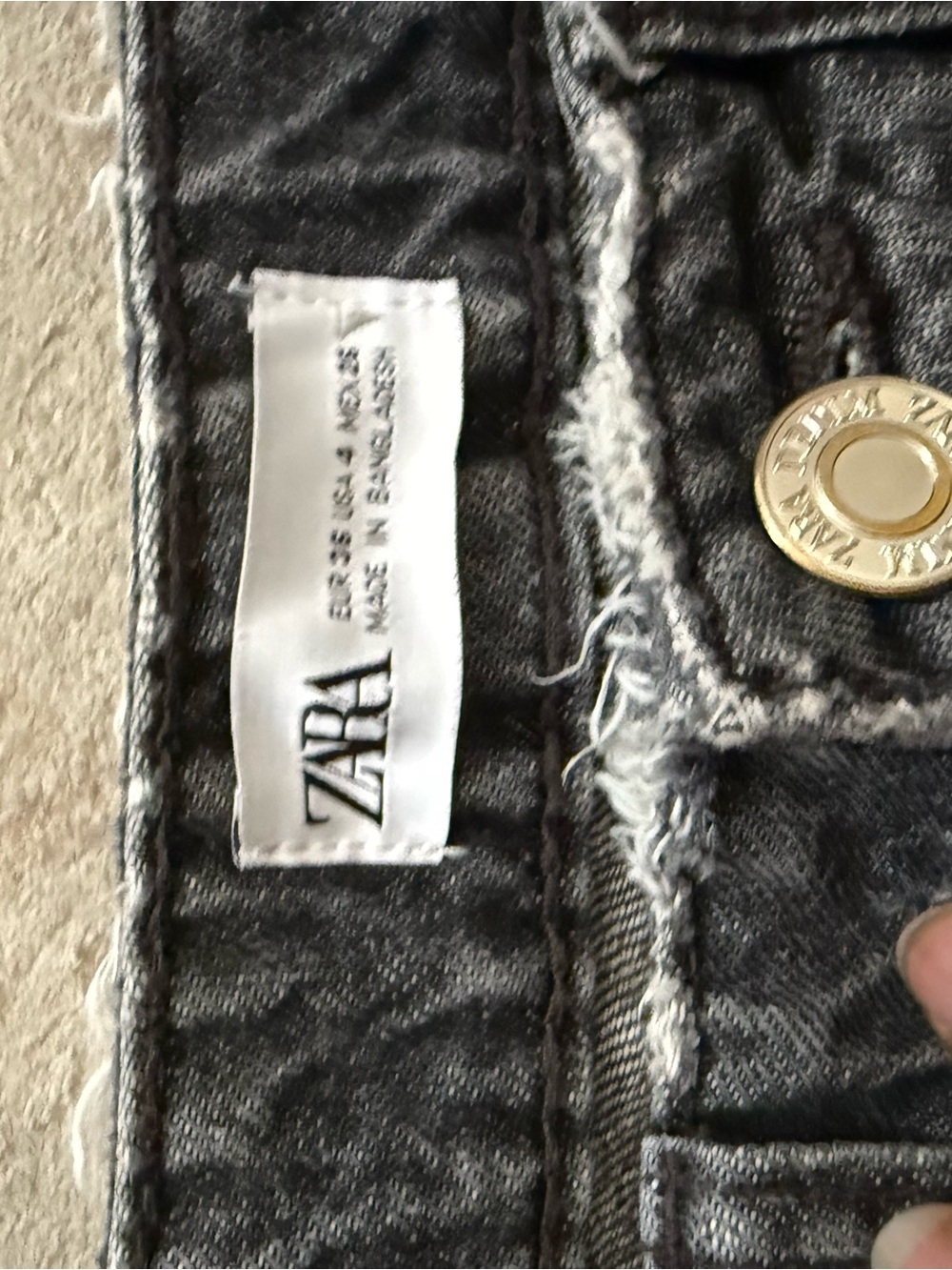 Zara Black Distressed High-Rise Jeans with Frayed Hem - Picture 5 of 6